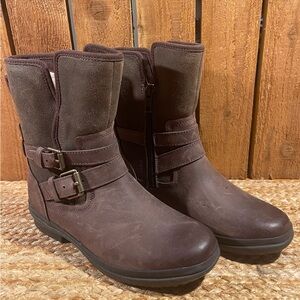 NWOB UGG Distressed Short Zip Up Boots Girls Sz 5
